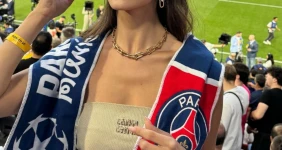 미모와 몸매가 미쳐 날뛰는 PSG 응원녀