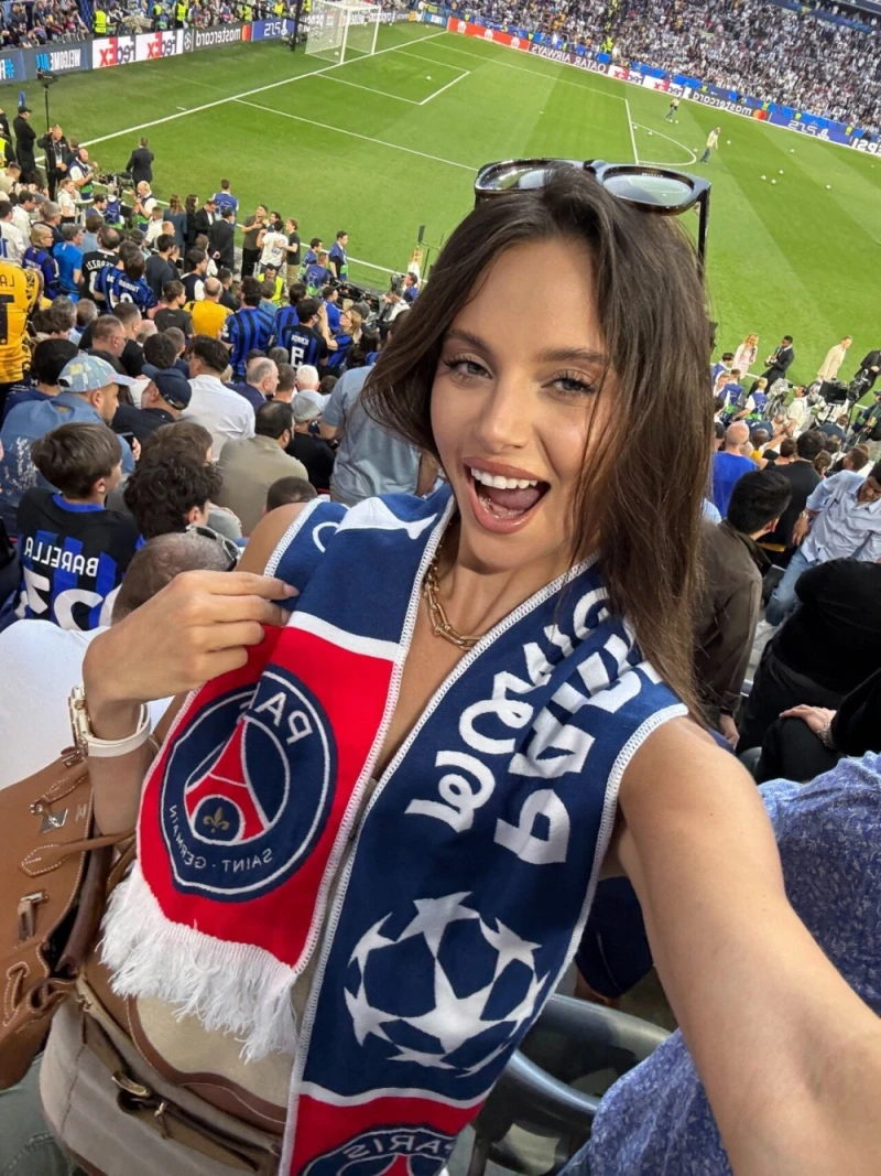 미모와 몸매가 미쳐 날뛰는 PSG 응원녀-8