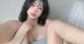 대놓고 다리 활짝 벌린 인플루언서