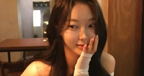 책상위에 올려놓은 치어리더 송민교