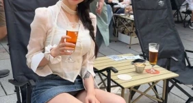 팬티 보일듯 ㄷㄷ 너무 짧은 치마