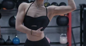 알통 자랑하는 처자