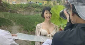 사진 찍는 아오이 츠카사