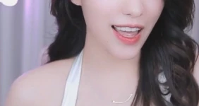 무아주는 BJ 미래 흰 실크 원피스