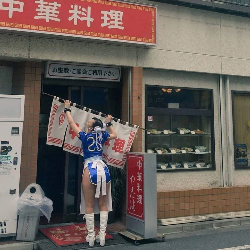 중국 전통 복장을 입고 일하는 중국집 눈나