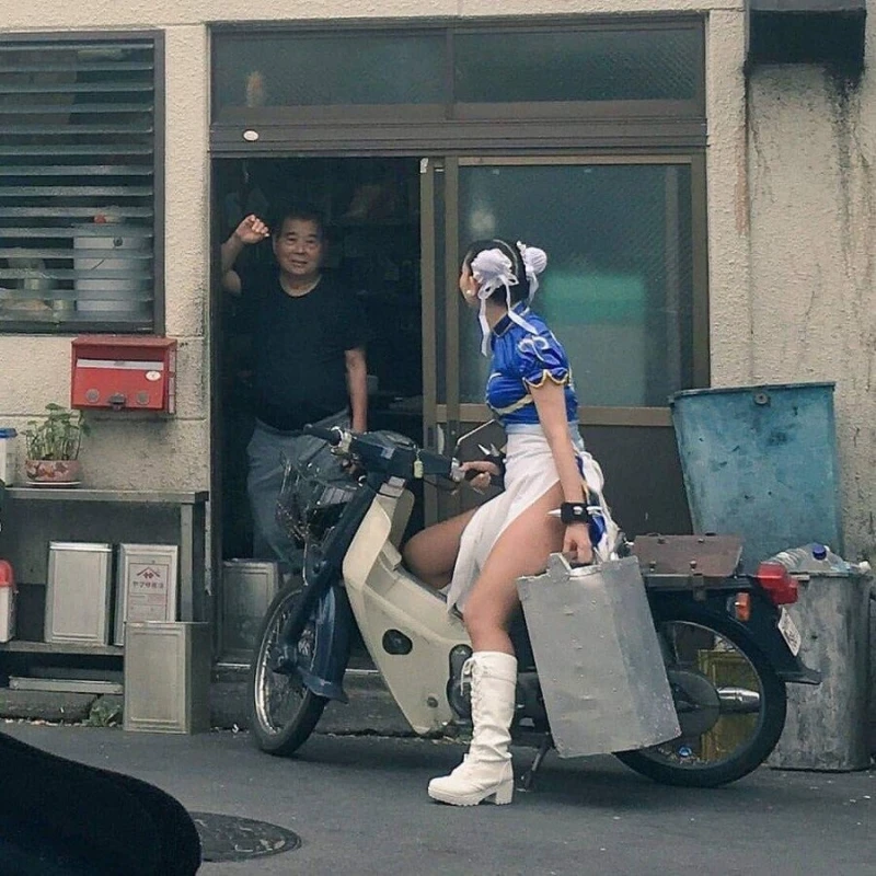 중국 전통 복장을 입고 일하는 중국집 눈나-2