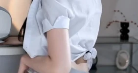 회색 치마입고 내미는하니니