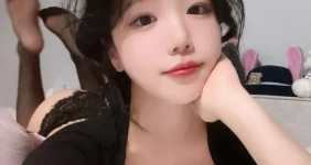 가까이 다가와서 바라보는 여친 느낌