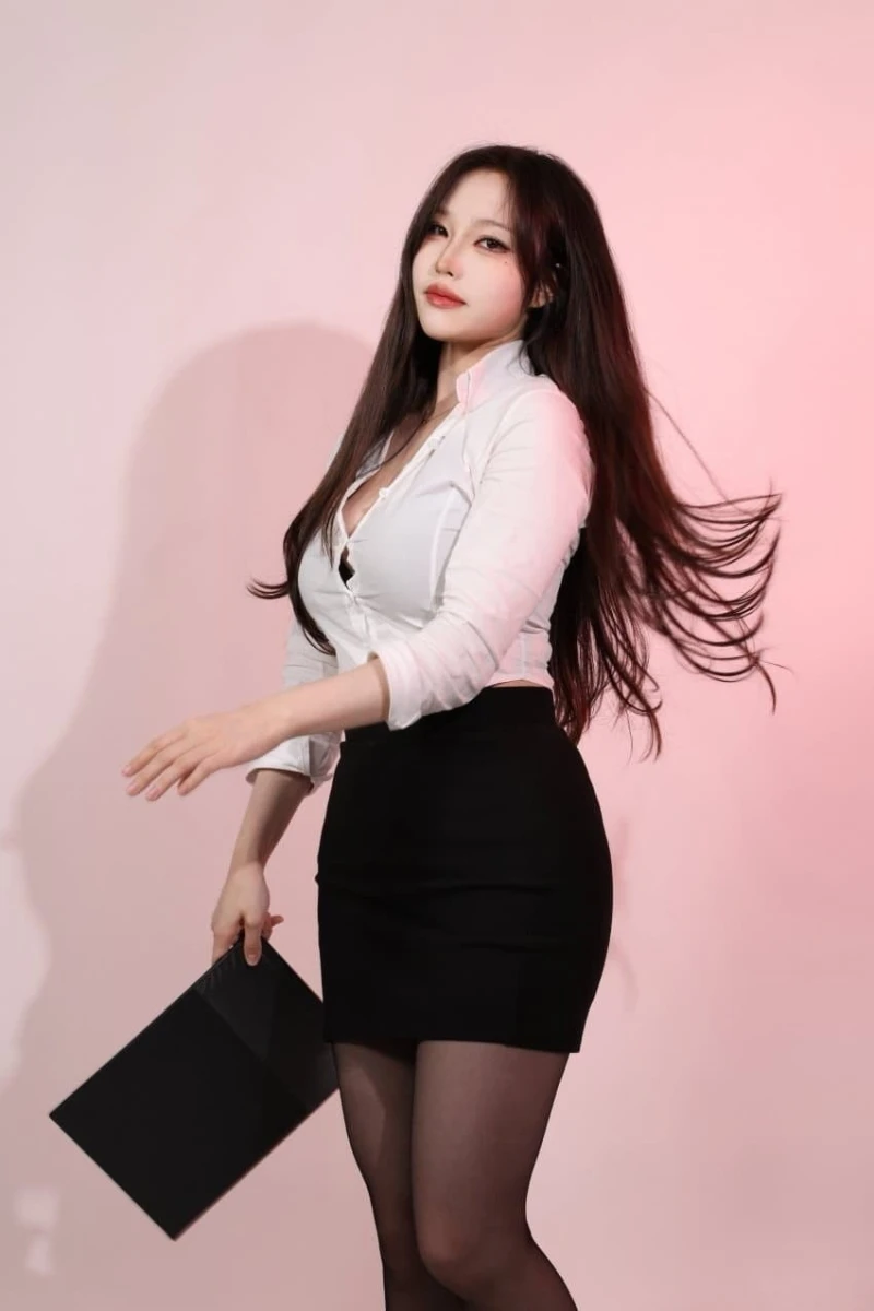 너무 야하게 입고 출근하는 여직원-2