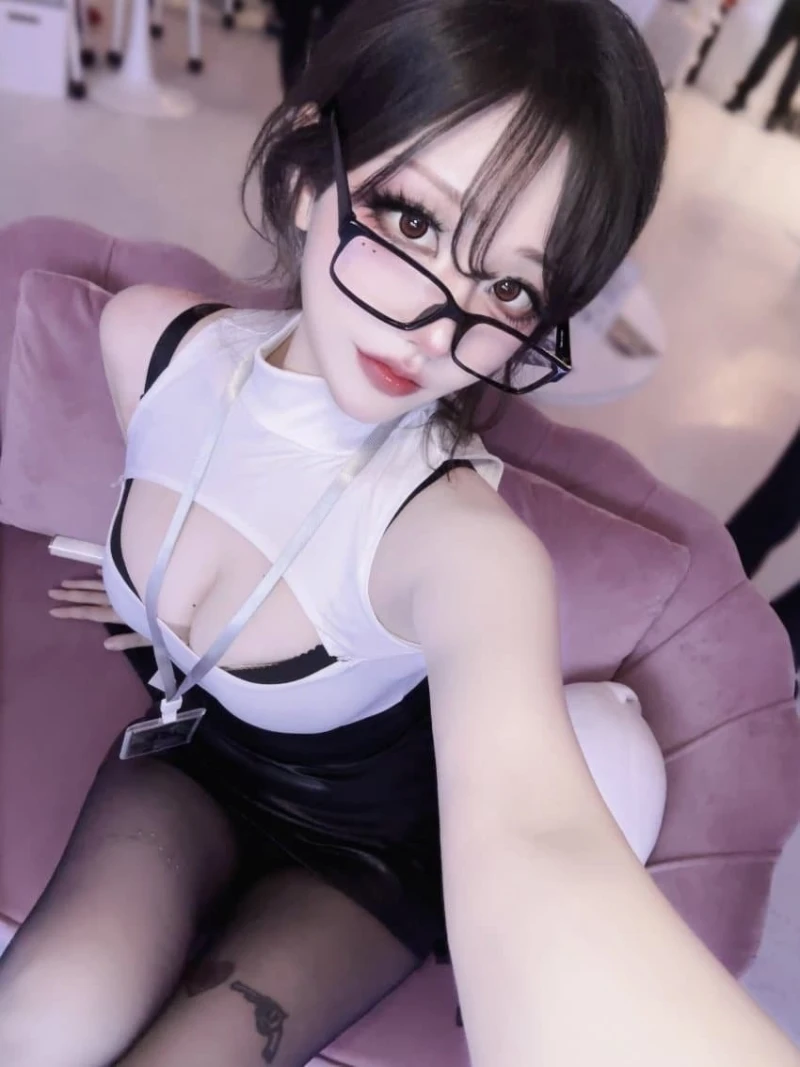 너무 야하게 입고 출근하는 여직원-3