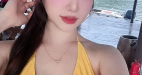 모델 지니 빠지에서 노란 수영복
