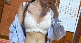 뒷배경이 너무 친숙한 속옷 셀카녀