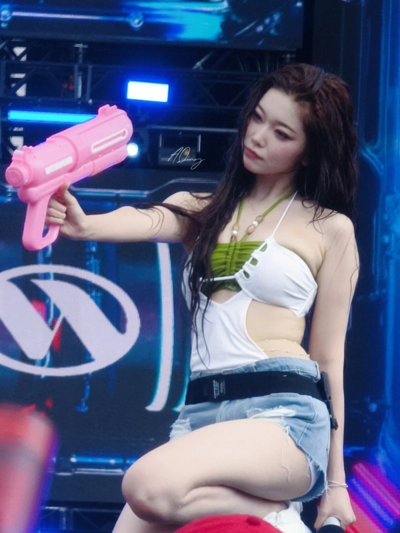 권은비에 묻힌 워터밤 아이돌 몸매