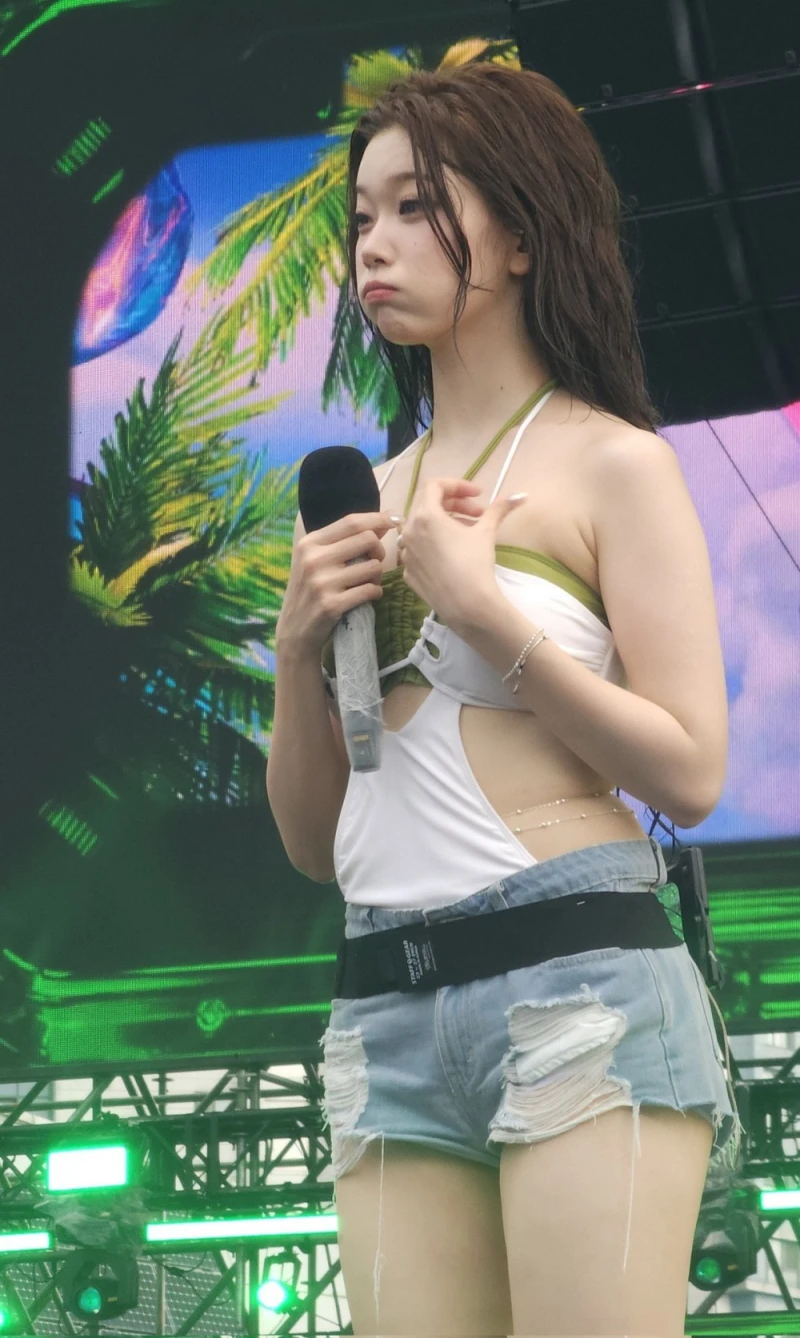 권은비에 묻힌 워터밤 아이돌 몸매-2