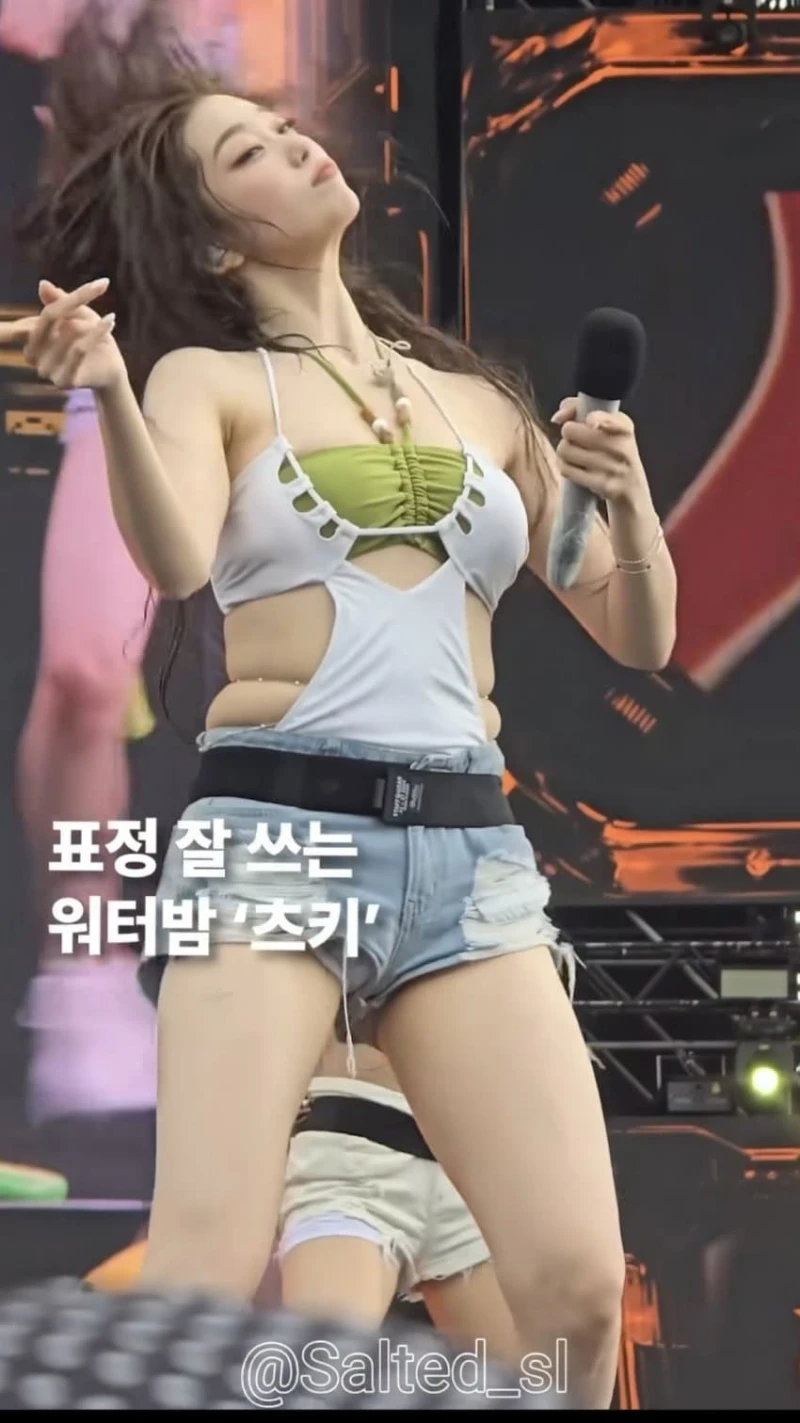 권은비에 묻힌 워터밤 아이돌 몸매-3