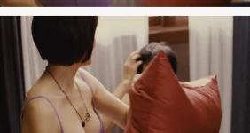 보라색 브라 착용한 김혜수