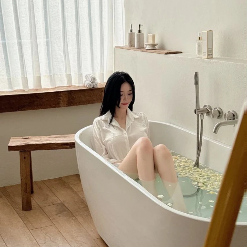 민한나 욕조 물에 꽃잎-3
