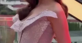 사나 은색 오프숄더 드레스