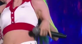 배가 촉촉한 프로미스나인 이나경