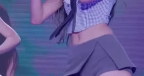 허벅지 탄력 키스오브라이프 하늘