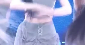 크롭 오프솔더 짧은 치마 트리플에스 김채연