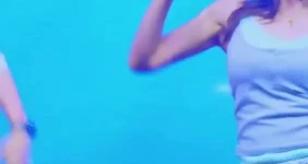민소매 안에 레이스 권은비