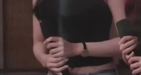 크롭 민소매에 청바지 베이비몬스터 아현