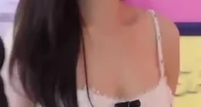 어깨끈이 내려가는 정연