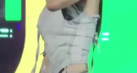 땀에 흠뻑 적셔진 권은비2