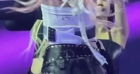 르세라핌 사쿠라 가죽 핫팬츠