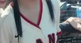 자이언츠 유니폼에 청바지 핏 엔믹스 설윤