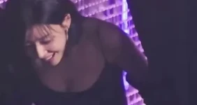 시스루에 파인 드레스 권나라