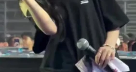 프로미스나인 지헌 1열 허벅지