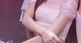 다리 꼬는 오드유스 예음