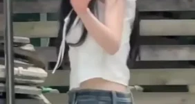 카리나 걸어가는 뒷모습