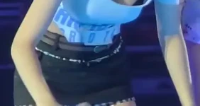 부츠 끈 묶는 트와이스 쯔위