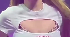 있지 예지 가운데가 시원한 티셔츠