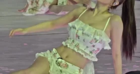 앉아서 끼부리는 트와이스 모모