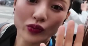 목걸이만 보이는 트와이스 지효
