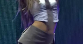 핫팬츠 입은 허벅지 탄력 키스오브라이프 하늘