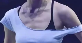 한쪽 어깨가 내려간 트와이스 쯔위