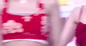 중단발에 빨간 원피스 프로미스나인 백지헌