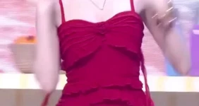 프로미스나인 지헌 빨간 끈드레스