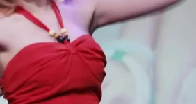 빨간 홀터넥 프로미스나인 송하영