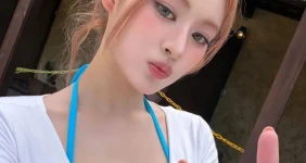 피프티피프티 아테나 파란 비키니