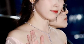 아이유 슴 위 점