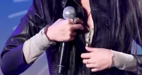 재킷 벗어주는 비비