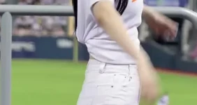 뛰면서 기뻐하는 김보미 치어리더