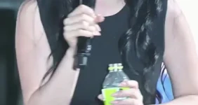 벌어진 틈 보이는 홍진영