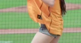 유니폼 내려주고 올려주는 김도아 치어리더